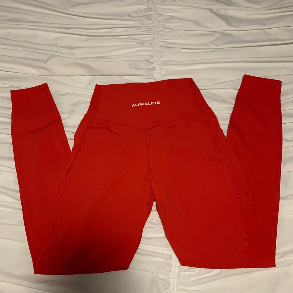 Surface pocket leggings